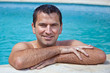 Piscine : homme heureux et détendu (30-40 ans)