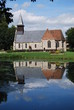 Reflet de l'église de Lisors sur l'étang