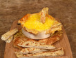 rustikaler Ofenkäse mit Fladenbrot