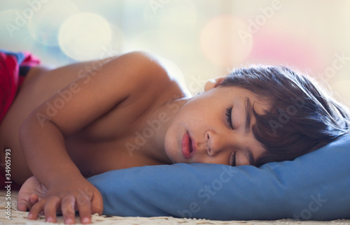 Photo: bambino che dorme e sogna bambino che dorme e sogna