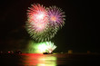 Feuerwerk über Wasser