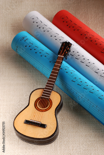 Photo: chitarra e spartiti tricolore francese chitarra e spartiti tricolore francese