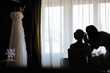 Foto: Silhouettes of a bride applying make-up and a make-up artist Silhouettes of a bride applying make-up and a make-up artist