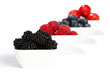 brombeeren in einer schale vor anderen beeren