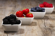 brombeeren in schale vor anderen beeren