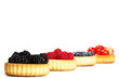brombeeren in tartelettes vor anderen beeren