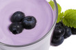 blaubeeren auf milchshake neben heidelbeeren