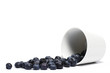 blaubeeren rollen aus umgekippter tasse