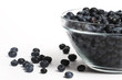 viele heidelbeeren in einer schale auf weissem hintergrund
