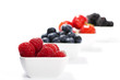 himbeeren in schale vor anderen beeren