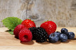 waldbeeren auf hölzernem hintergrund