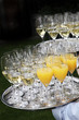 Sekt wird von Kellnern serviert Sekt wird von Kellnern serviert