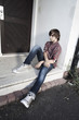 Photo: jeune garçon assis solitude ennuis jeune garçon assis solitude ennuis