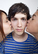 jeune homme embarassé par les filles