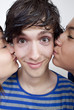 jeune adolescent flirtant avec deux jeunes filles