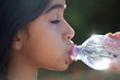 bere acqua dalla bottiglietta