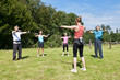 Foto: Gruppe beim Schwunghanteltraining outdoor Gruppe beim Schwunghanteltraining outdoor