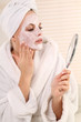 Blondine mit Maske
