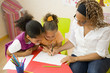 Monter aux enfants un dessin