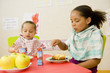 2 enfants à l'heure du goûter 2 enfants à l'heure du goûter