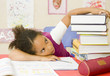 L'enfant et les devoirs d'école L'enfant et les devoirs d'école