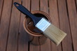 Foto: Clean paint brush, lying on a can, outside on patio Clean paint brush, lying on a can, outside on patio