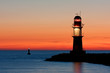 Leuchtturm bei Sonnenuntergang, Hafeneinfahrt Warnemünde