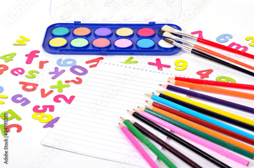 Foto: Schule Stifte Buchstaben Zahlen bunt Schule Stifte Buchstaben Zahlen bunt