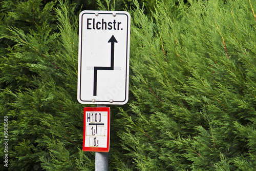 Foto: Hinweisschilder Straßenverlauf und Hydrant Hinweisschilder Straßenverlauf und Hydrant