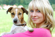 Junge Frau mit Jack Russell