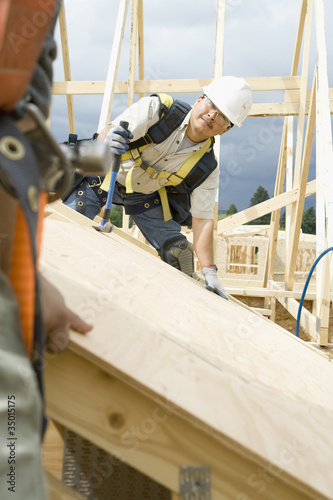 Foto: Construction workers building house Construction workers building house