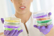 Biologiste avec des boîes de pétri