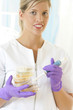 Biologiste -  boites de pétri et pipette
