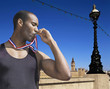 Foto: Black athlete kissing medal Black athlete kissing medal