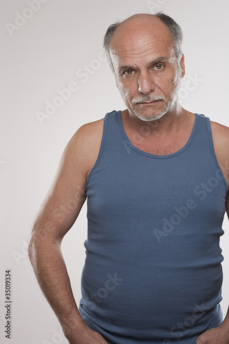 Foto: Serious Caucasian man in muscle-t Serious Caucasian man in muscle-t