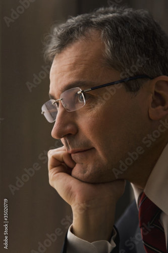 Foto: Serious Caucasian businessman with hand on chin Serious Caucasian businessman with hand on chin