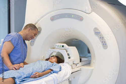 Foto: Doctor preparing patient for MRI Doctor preparing patient for MRI