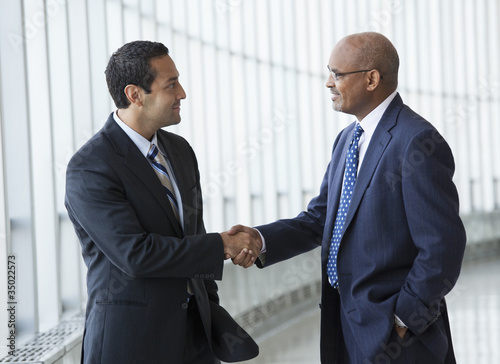 Foto: Smiling business people shaking hands Smiling business people shaking hands