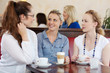 Foto: freundinnen reden im café freundinnen reden im café