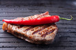 Steak mit Chili in einer Pfanne Steak mit Chili in einer Pfanne