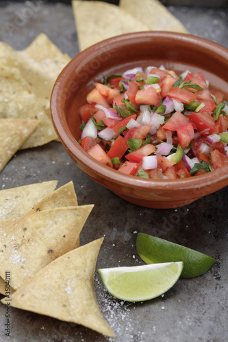 Foto: Tortilla chips and salsa fresca Tortilla chips and salsa fresca