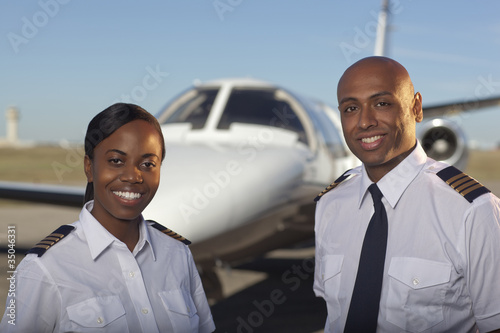 Foto: Pilots standing near private jet Pilots standing near private jet