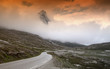 Bergstrasse in Norwegen bei Sonnenaufgang Bergstrasse in Norwegen bei Sonnenaufgang