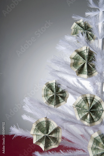 Foto: "Cash ornaments on white, artificial Christmas tree" "Cash ornaments on white, artificial Christmas tree"