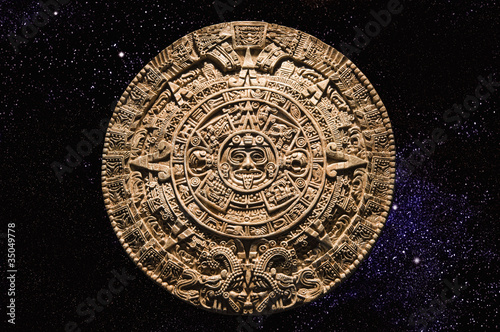 Foto: Aztec calendar stone carving in space Aztec calendar stone carving in space