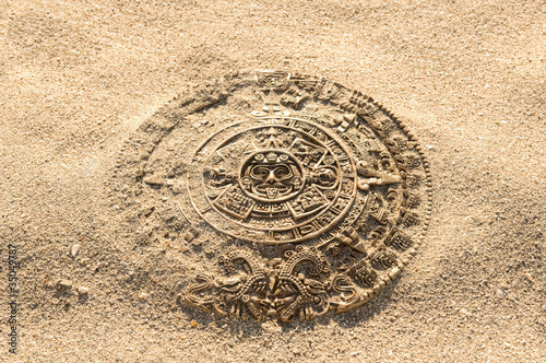 Foto: Aztec calendar stone carving on sand Aztec calendar stone carving on sand