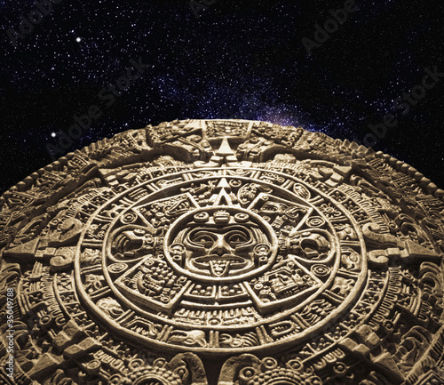 Foto: Aztec calendar stone carving in space Aztec calendar stone carving in space