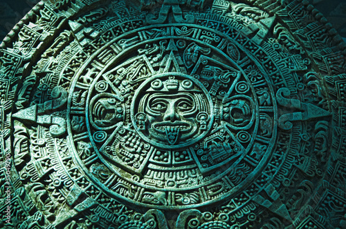 Foto: Green Aztec calendar stone carving Green Aztec calendar stone carving