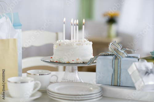 Photo: "Birthday cake, gifts with plates and cups" "Birthday cake, gifts with plates and cups"