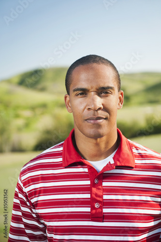 Foto: Serious Black man standing outdoors Serious Black man standing outdoors